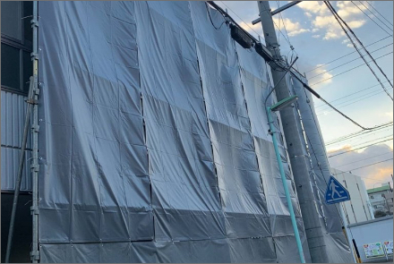 足場を組み養生シート貼付
